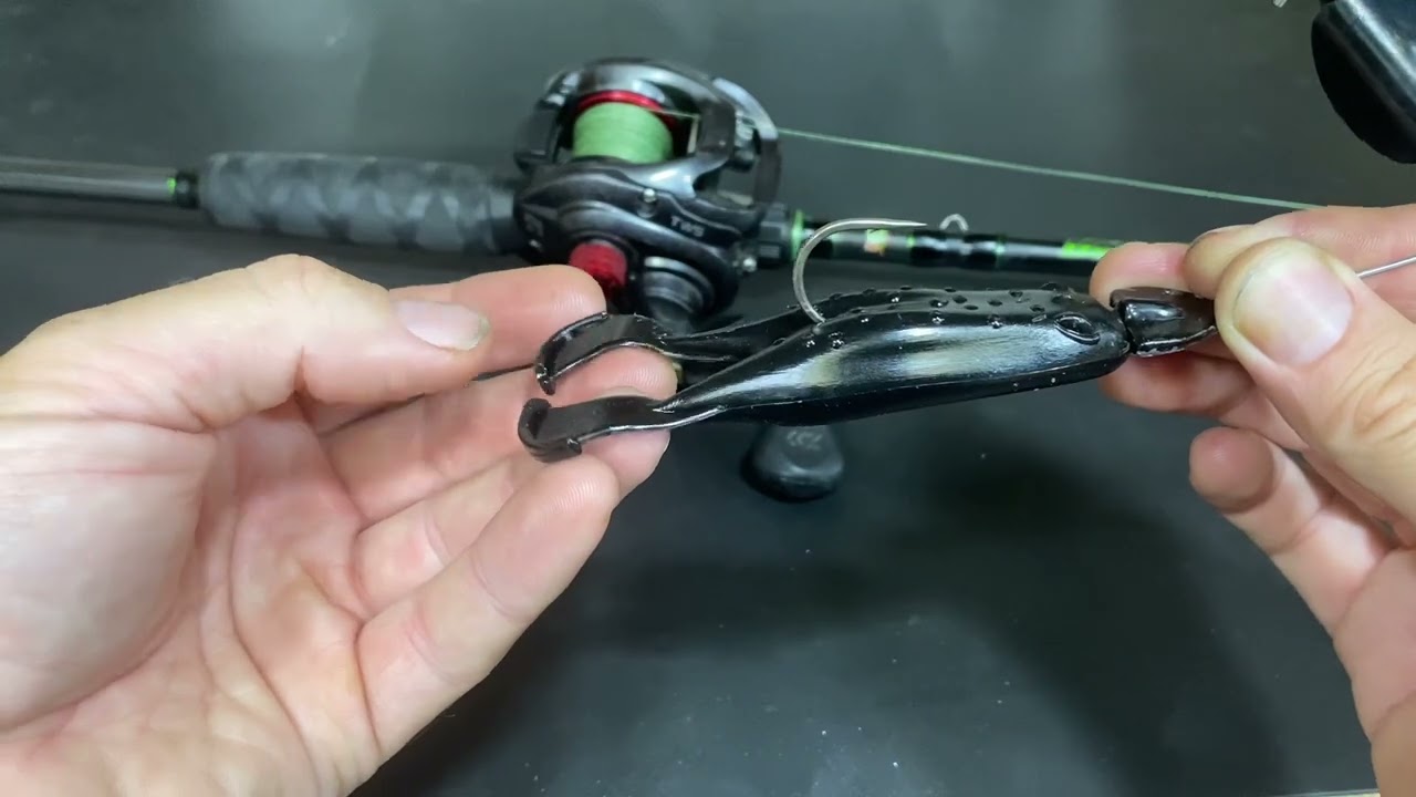 Load video: 4&quot; Skipper Toad - Buzzbait Trailer Rigging